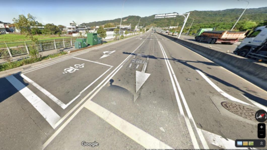 機車只能在最外線道,可能會發生機車直行,汽車右轉的交錯動線。(圖/翻攝自Google Map)