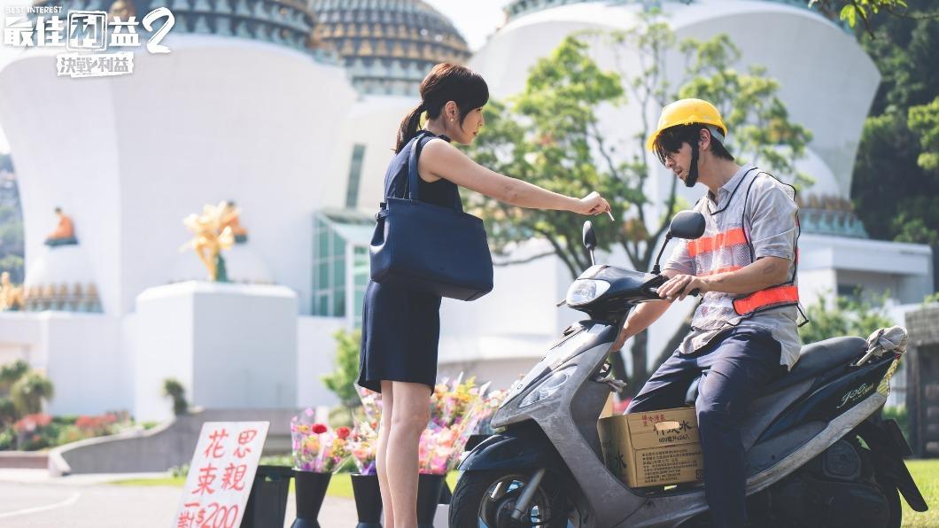 天心關切小女孩的生活,卻遭修楷杰挾持。(圖/八大提供)