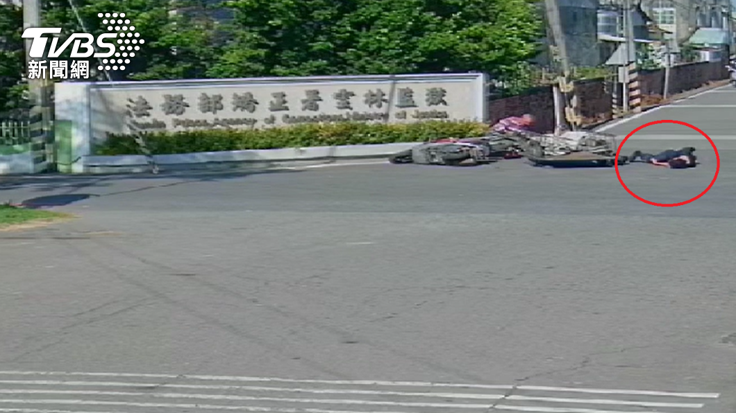 熊男痛苦地在地上打滾數圈。（圖／TVBS）