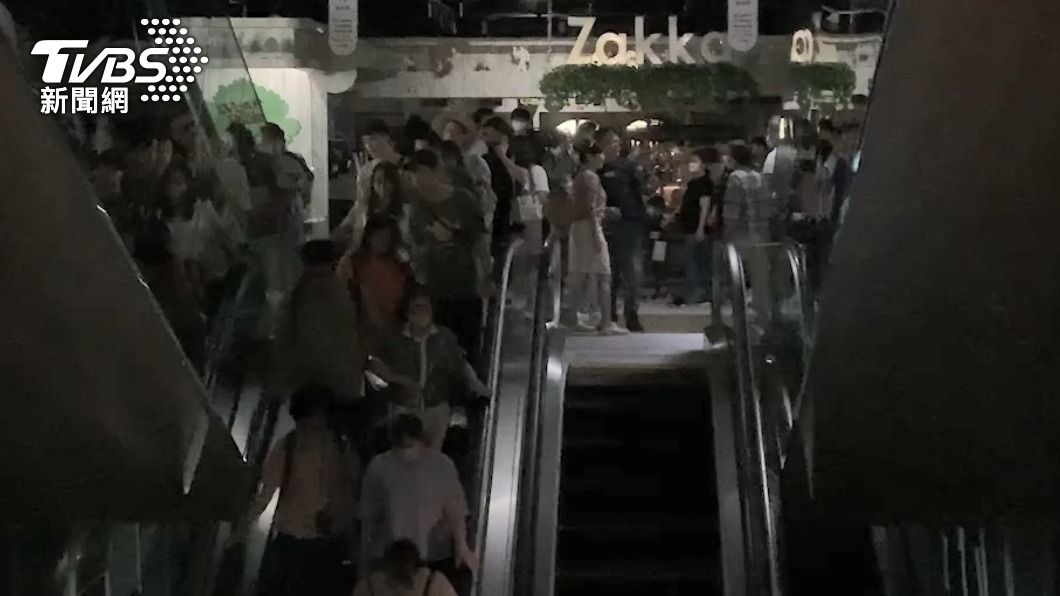 NOKE忠泰樂生活突停電!人潮摸黑逛街 疑天氣太熱害的