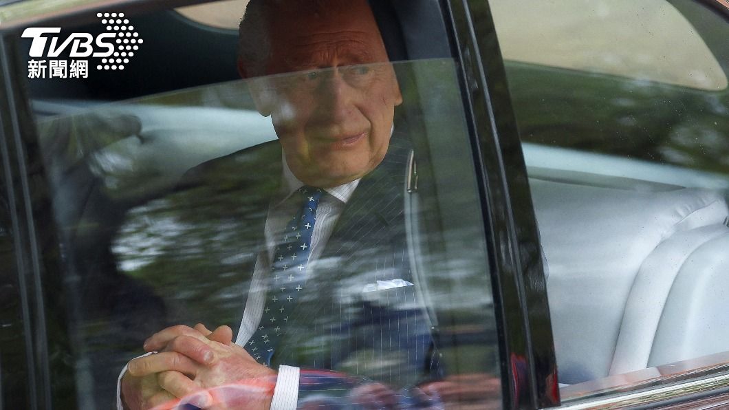 英王查爾斯坐車抵達白金漢宮(Buckingham Palace)。(圖/達志影像美聯社)