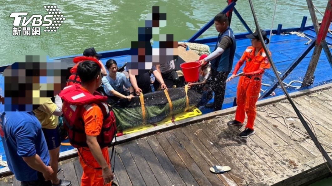 擱淺鯨豚成功被載運至苑港港區。(圖/海巡署中部分署第三岸巡隊提供)