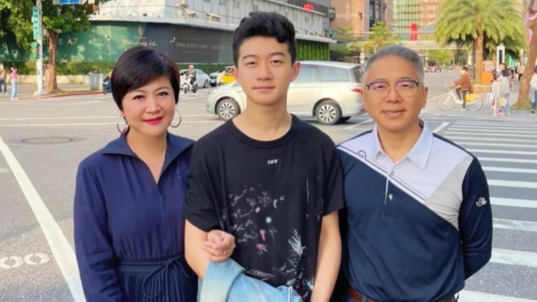 崔佩儀一家三口。(圖/翻攝自崔佩儀臉書)