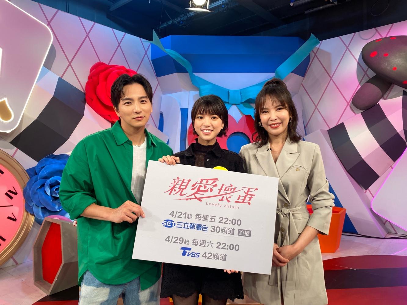 《辣個女生》主持人小煜（左）分享慘被換角。（圖／三立提供）