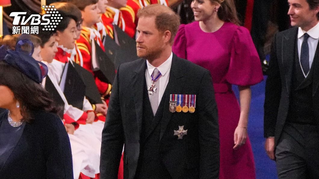 與王室關係緊崩的哈利王子(Prince Harry)抵達西敏寺。(圖/達志影像美聯社)
