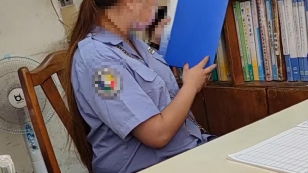 保全翻看資料發現都是空白的。(圖/翻攝自爆料公社臉書)