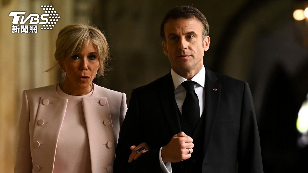 法國總統馬克宏(Emmanuel Macron)與妻子碧姬(Brigitte Macron)。(圖/達志影像美聯社)
