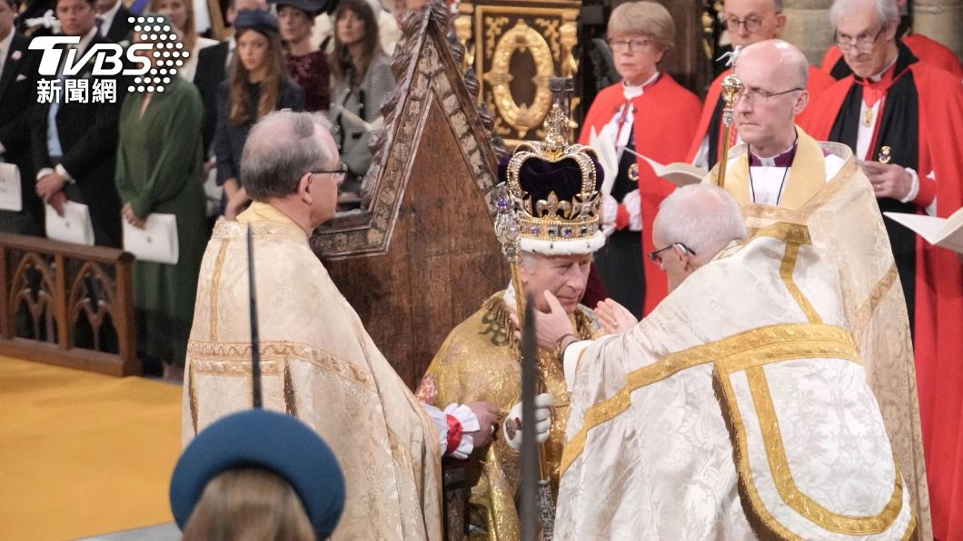 查爾斯戴上聖愛德華王冠(St Edward's Crown),正式加冕。(圖/達志影像美聯社)