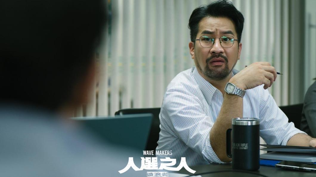 黃健瑋飾演的文宣部主任陳家競，因為工作忙常嗑泡麵。（圖／翻攝自人選之人—造浪者 Wave Makers臉書）