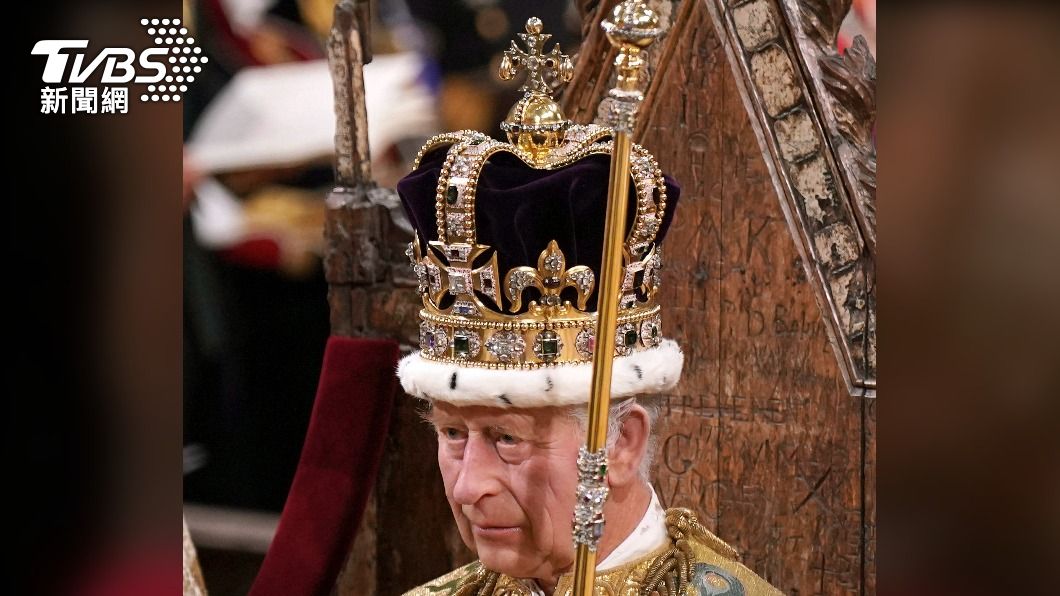 查爾斯戴上聖愛德華王冠(St Edward’s Crown),正式加冕。(圖/達志影像美聯社)