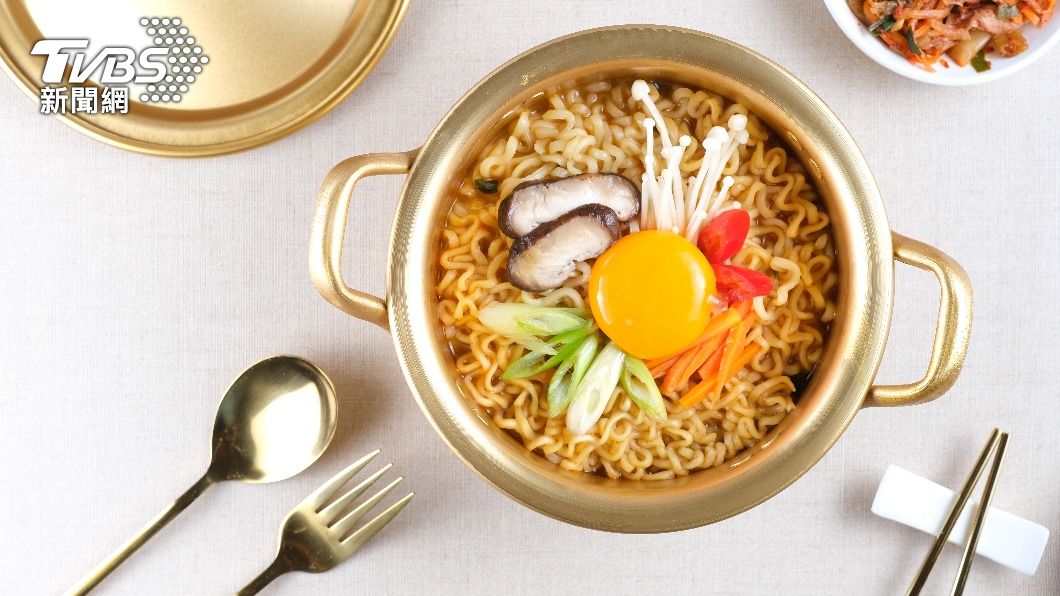 泡麵加入青菜、雞蛋等食材，可以吃得較沒有負擔。（示意圖／shutterstock 達志影像）