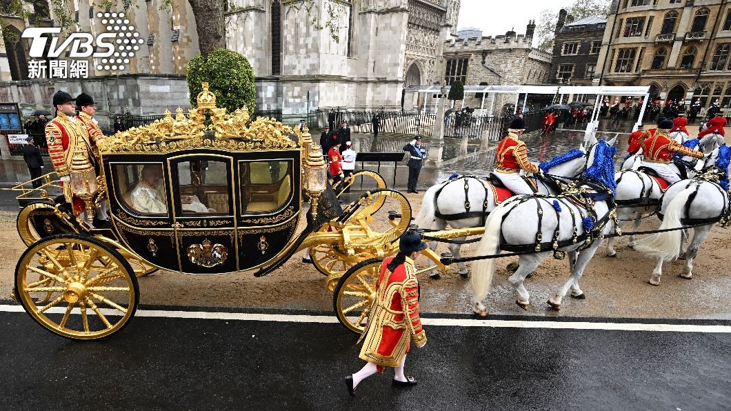 查爾斯、卡蜜拉從白金漢宮乘「鑽禧年馬車」(Diamond Jubilee State Coach)前往西敏寺。(圖/達志影像路透社)