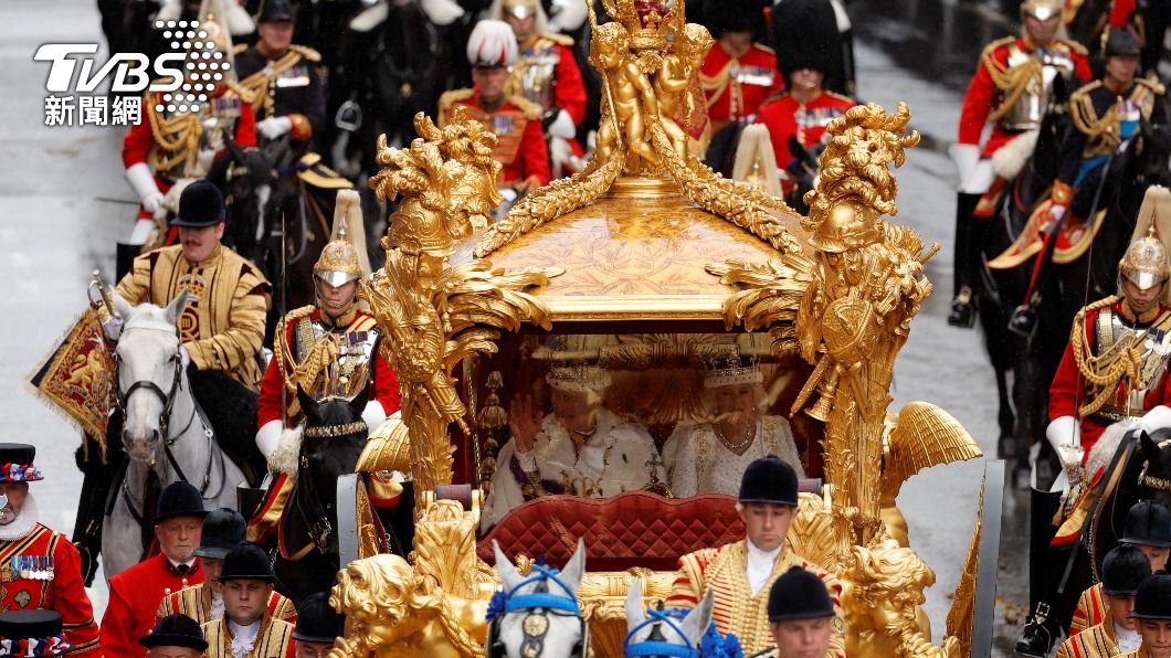 查爾斯和卡蜜拉乘坐「王室金馬車」(Gold State Coach)。(圖/達志影像路透社)