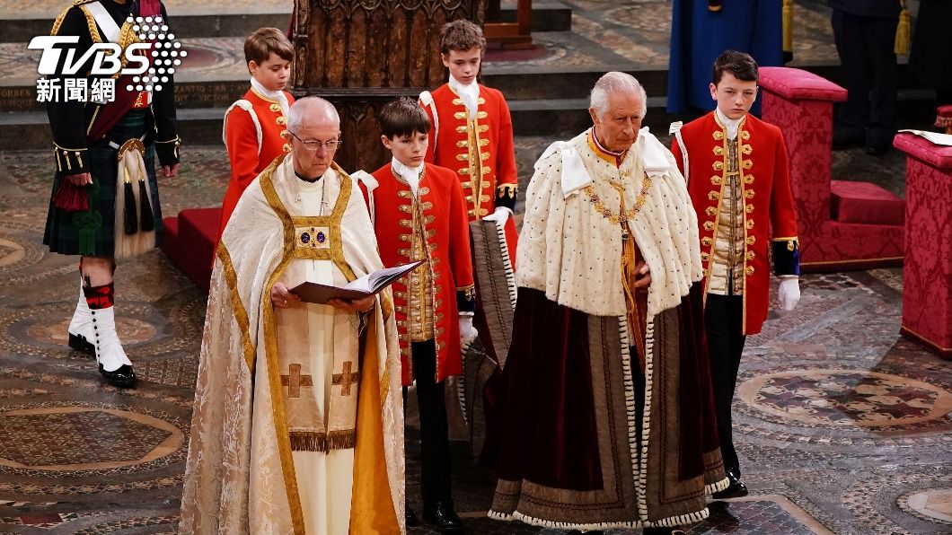 「榮譽四騎士」負責在查爾斯進入西敏寺時扛起長袍。(圖/達志影像美聯社)