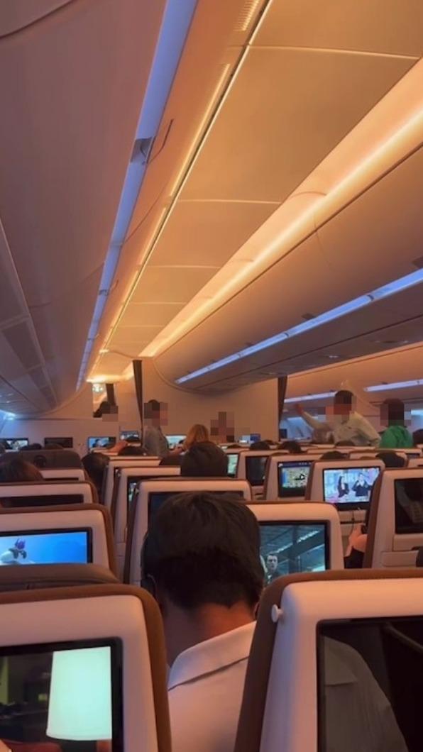 旅客失控飆罵空服人員。(圖/旅客提供)
