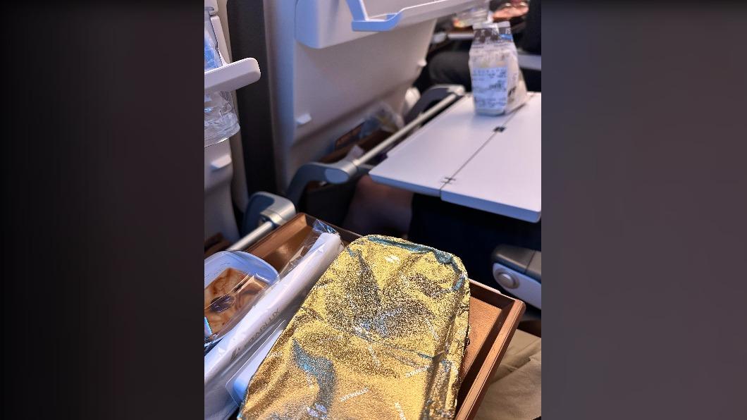 部分旅客有飛機餐吃，有些旅客則只有小小的三明治，（圖／旅客提供）