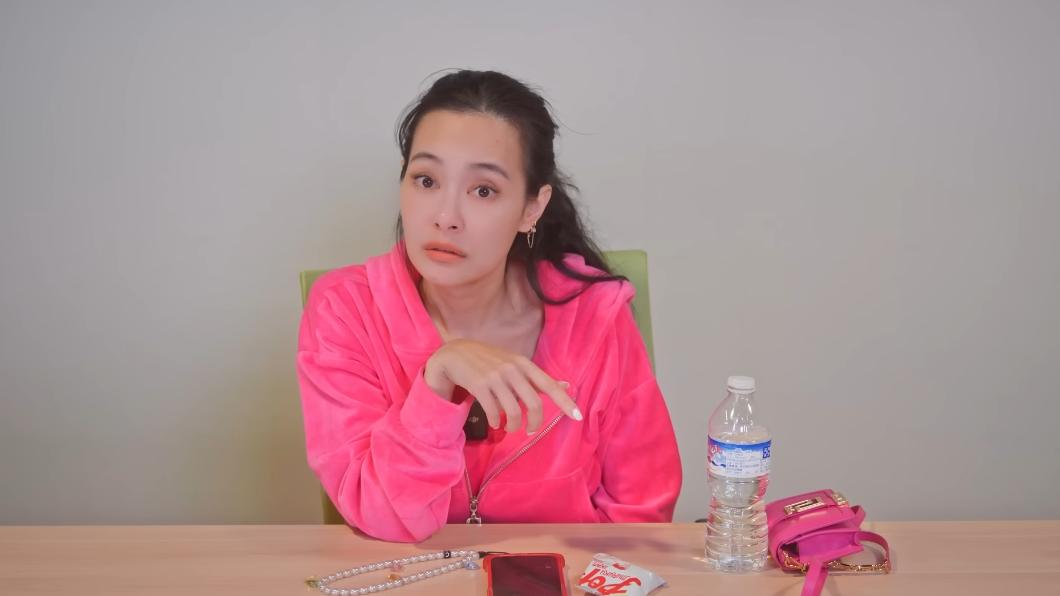王思佳日前拍片說明送驗包包的過程。（圖／翻攝自王思佳YouTube）