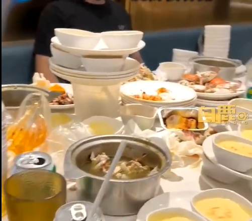 餐桌上杯盤狼藉。(圖/翻攝自微博)