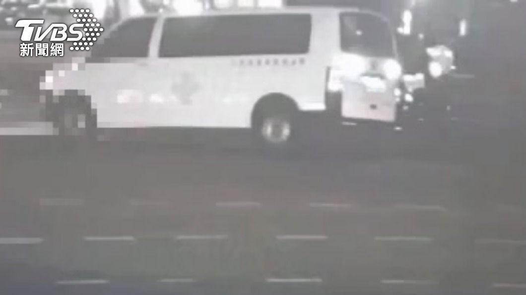 救護車右邊車身被撞。(圖/TVBS)