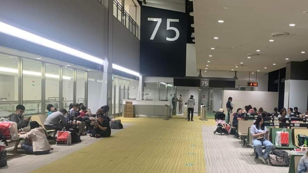 JX803旅客因飛機無法起飛睡在航廈。(圖/民眾提供)