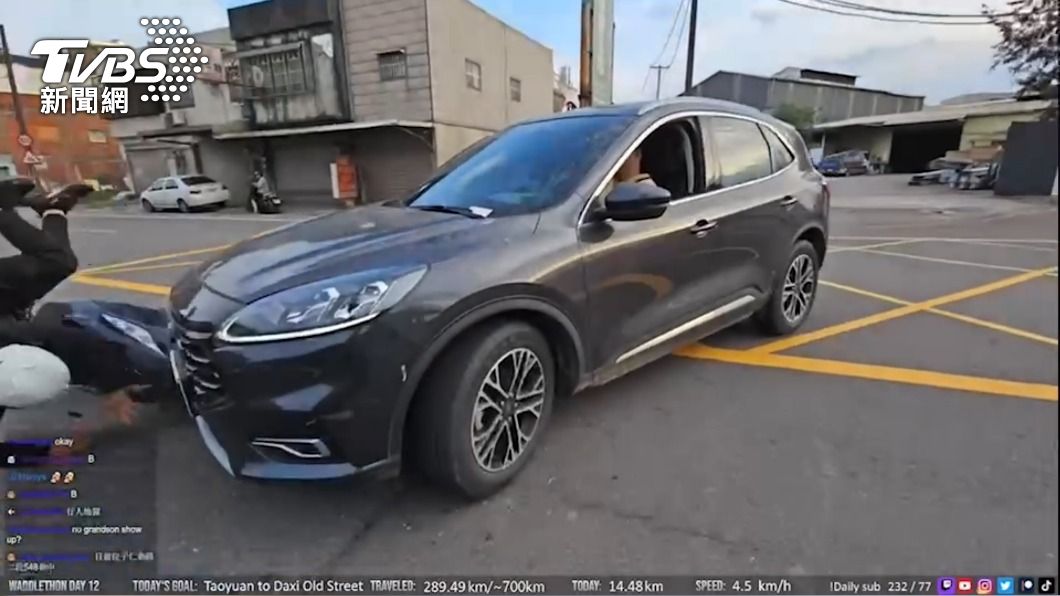 企鵝妹直播驚喊OMG! 直擊車禍還差點受波及