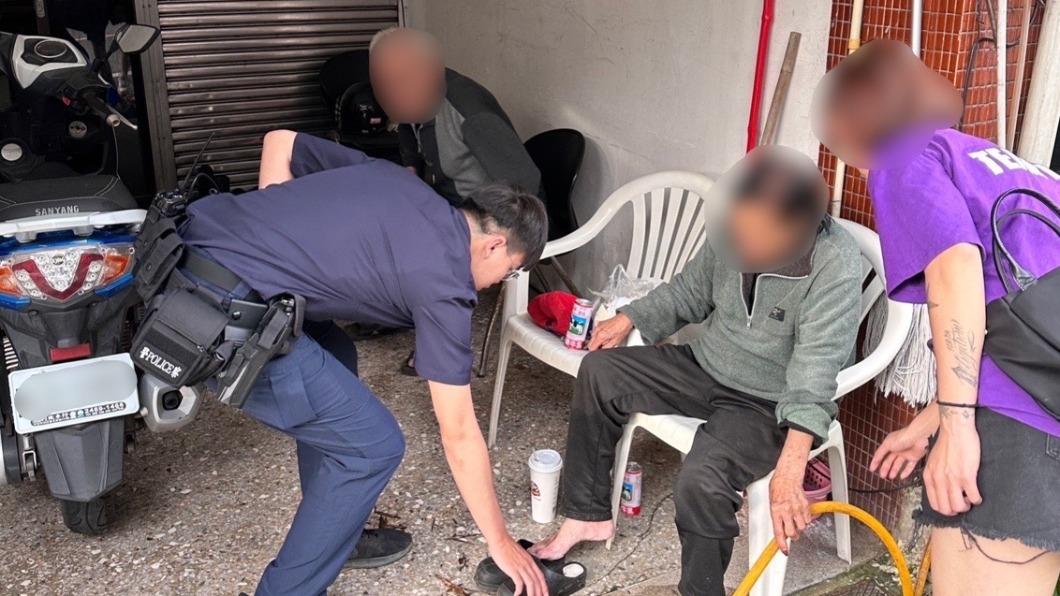 6號上午黃姓老婦人被民眾發現蹲坐在深澳漁港,於是民眾便將老婦人載回家中,而近三天的失聯,老婦的身體依舊硬朗。(圖/基隆市警局提供)