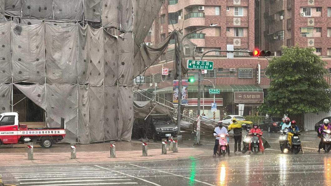 快訊/雨彈襲高雄!工地鷹架倒塌占車道 3衰車受損
