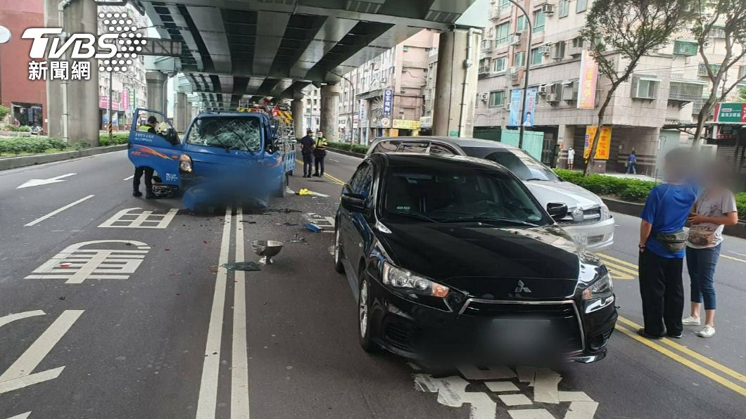 疑變換車道未注意!小貨車追撞2車 5人受傷1女牙齒斷裂