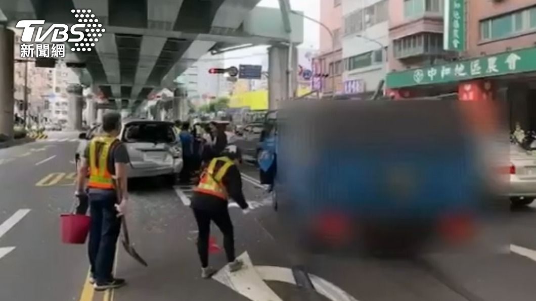 現場滿地碎片。（圖／TVBS）