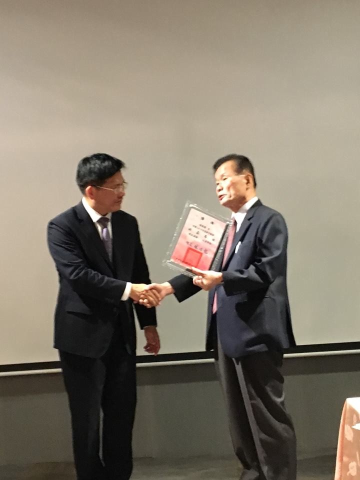 林瑤棋當時拒絕林佳龍頒獎。（圖／翻攝自林瑤棋臉書）