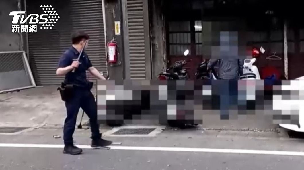 蔡姓員警遭男子毆打後,拿出警棍防身。(圖/TVBS)