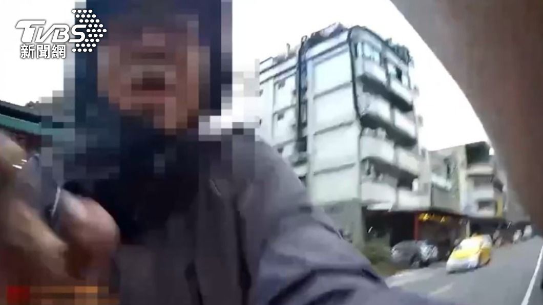 男子對員警臉部、手臂揮拳。(圖/TVBS)
