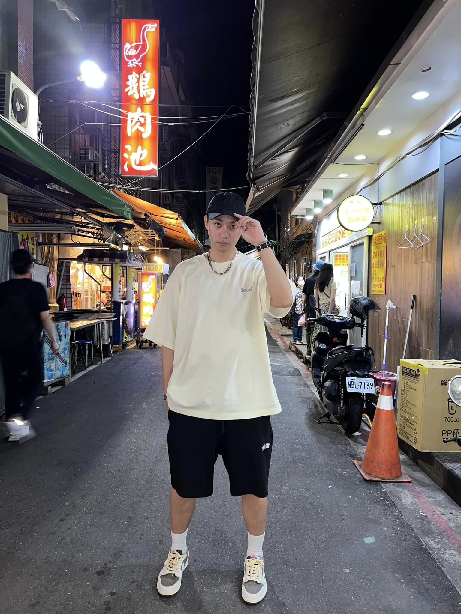 李唯楓康復後在夜市擺拍。(圖/翻攝自李唯楓臉書)