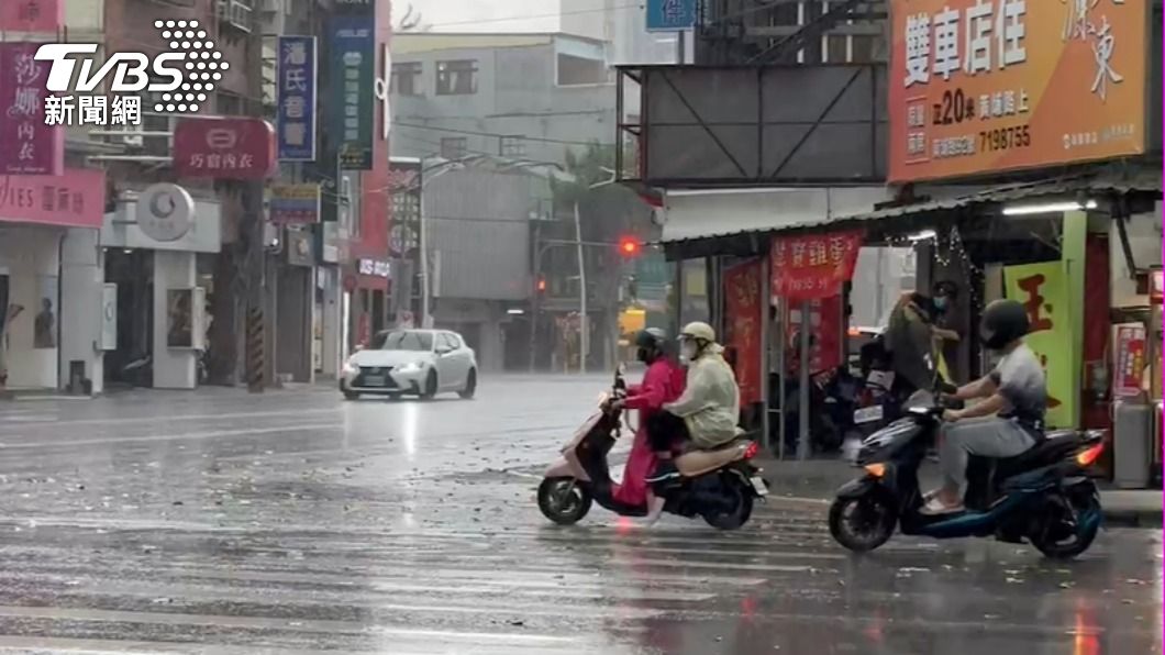 雨神歡迎光臨!台南高雄民眾全身濕 驚喜狂呼:多下一點