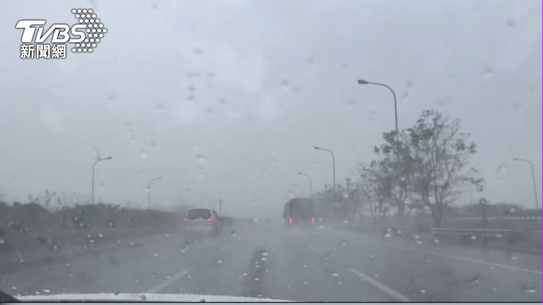 台南地區上午降下大雨。(圖/TVBS)