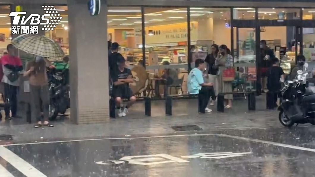 高雄市民躲雨。(圖/TVBS)