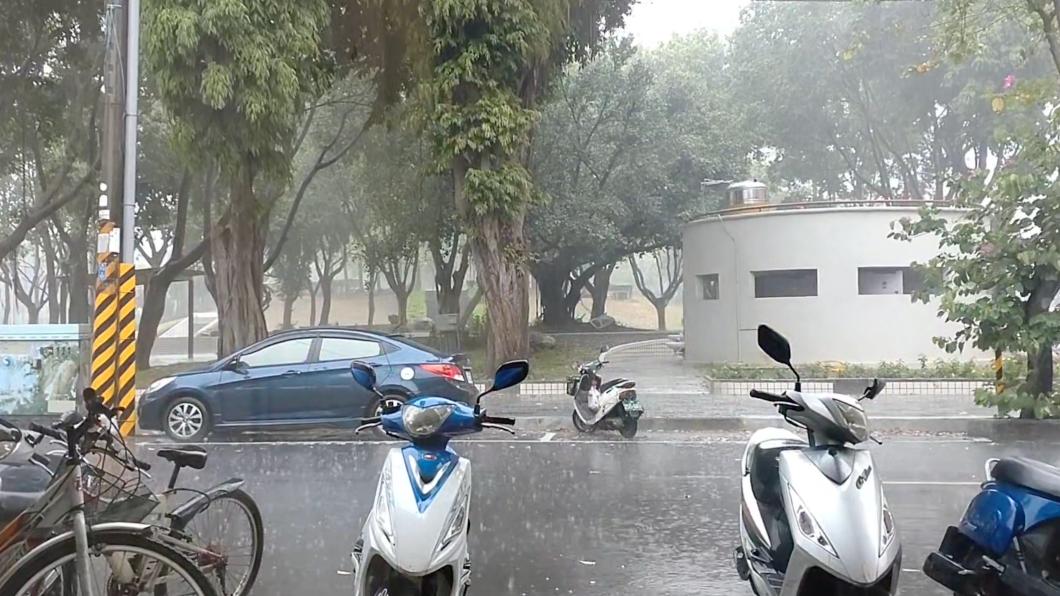 中南部解渴!高雄人興奮「天黑黑」 睽違600天嗨:下雨了
