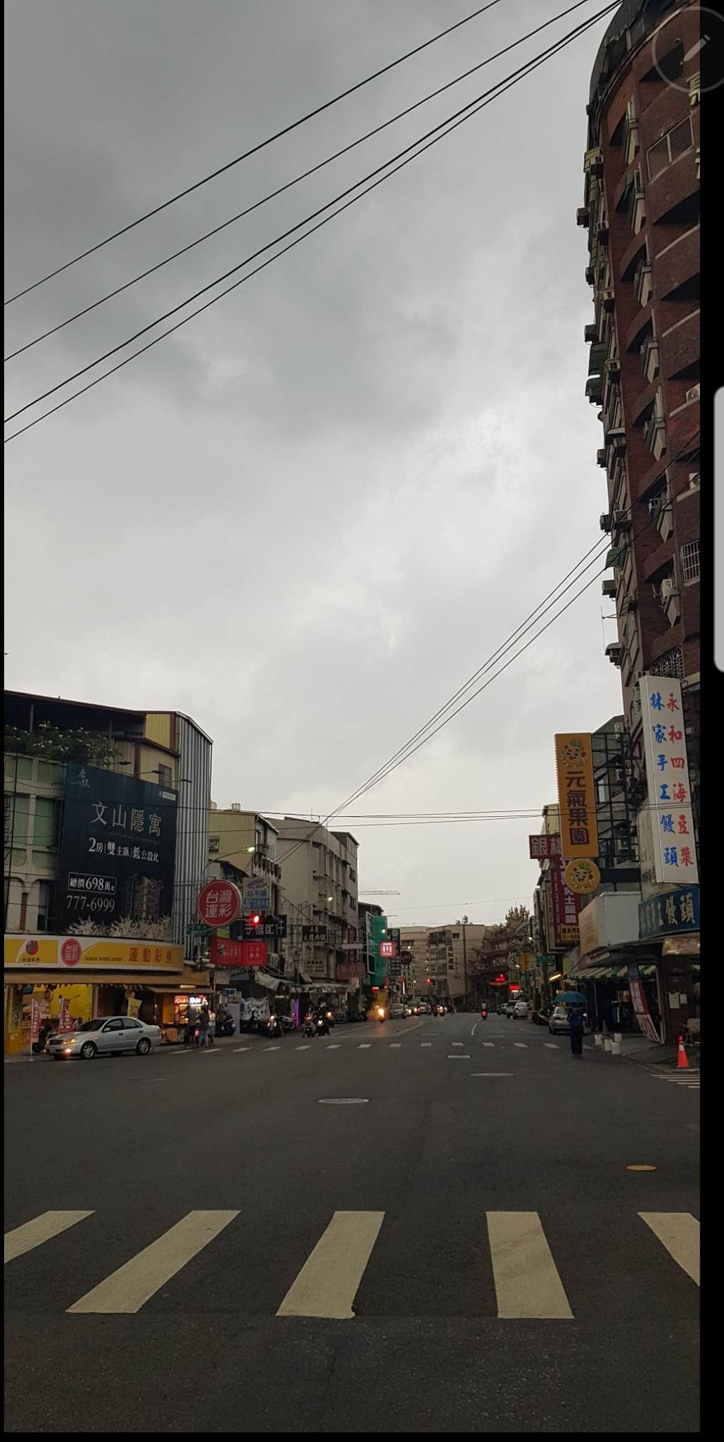 高雄天空灰濛濛一片。(圖/翻攝自爆廢公社)