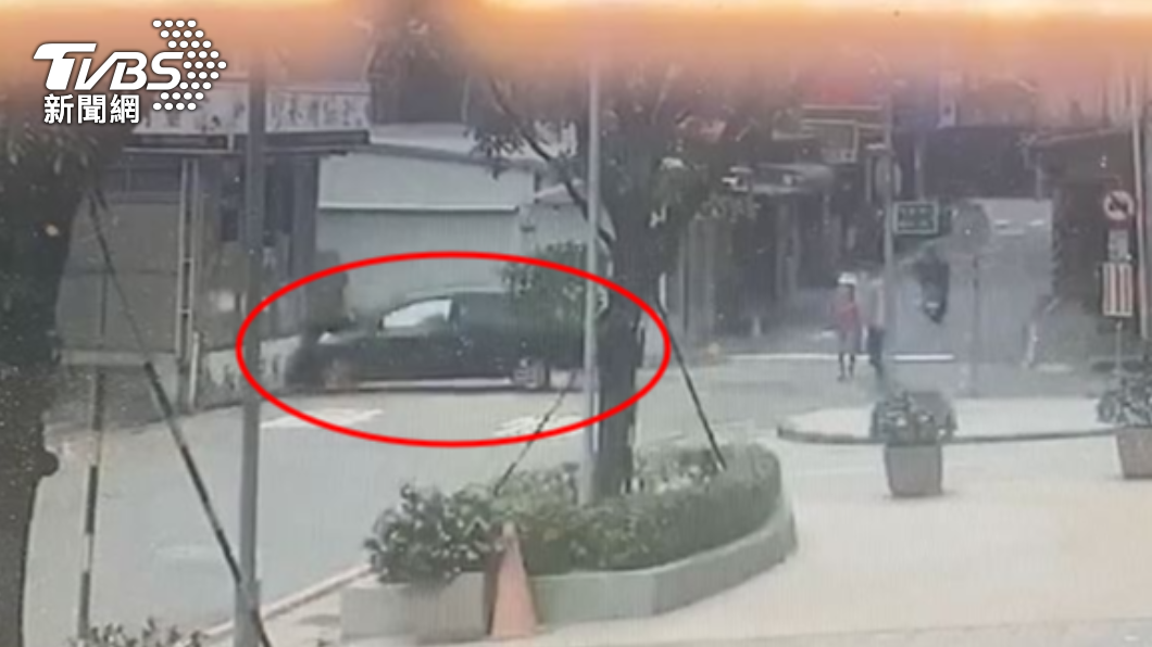 為了後輩！少年趕赴警專考試車故障自撞傷　交警急了親送考場