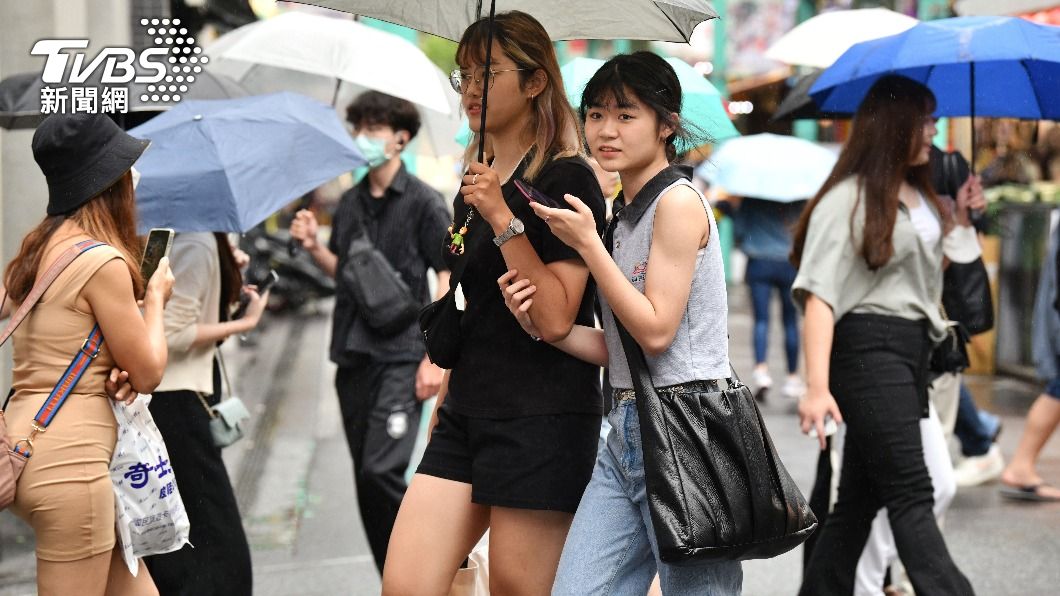 梅雨季來臨,全台各地近日都下起滂沱大雨。(圖/胡瑞麒攝)