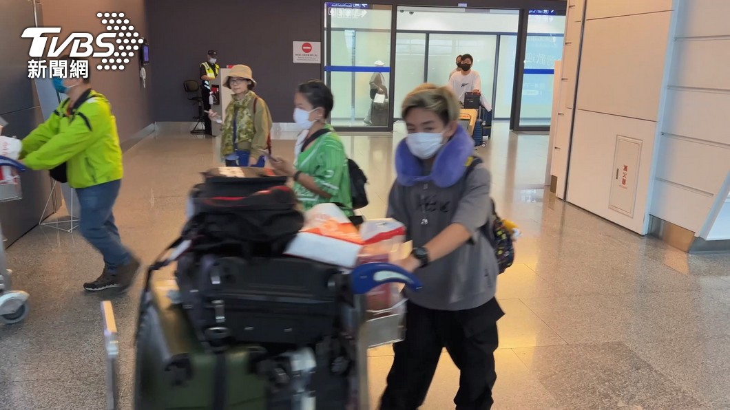 星宇班機決策讓不分老小302人要在機場打地鋪。（圖／TVBS資料畫面）