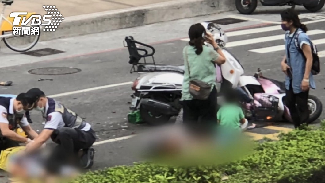 杜姓女騎士剛起步就遭重機撞飛,又波及其他騎士,最後經送醫後不治。(圖/TVBS)
