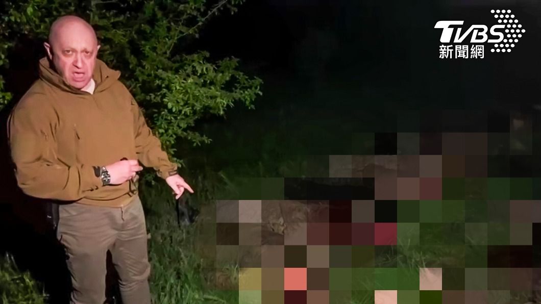 普里格津戰在陣亡士兵遺體前拍片砲轟莫斯科當局。(圖/達志影像美聯社)