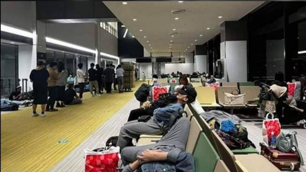 JX803旅客因飛機無法起飛睡在航廈。(圖/民眾提供)