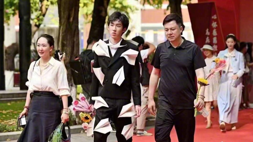 孟晚舟繼子（中）出席成年禮，一身LV行頭價值近台幣百萬元。右為孟晚舟現任丈夫劉曉棕、左為劉曉棕的前妻。（圖／翻攝自微博）