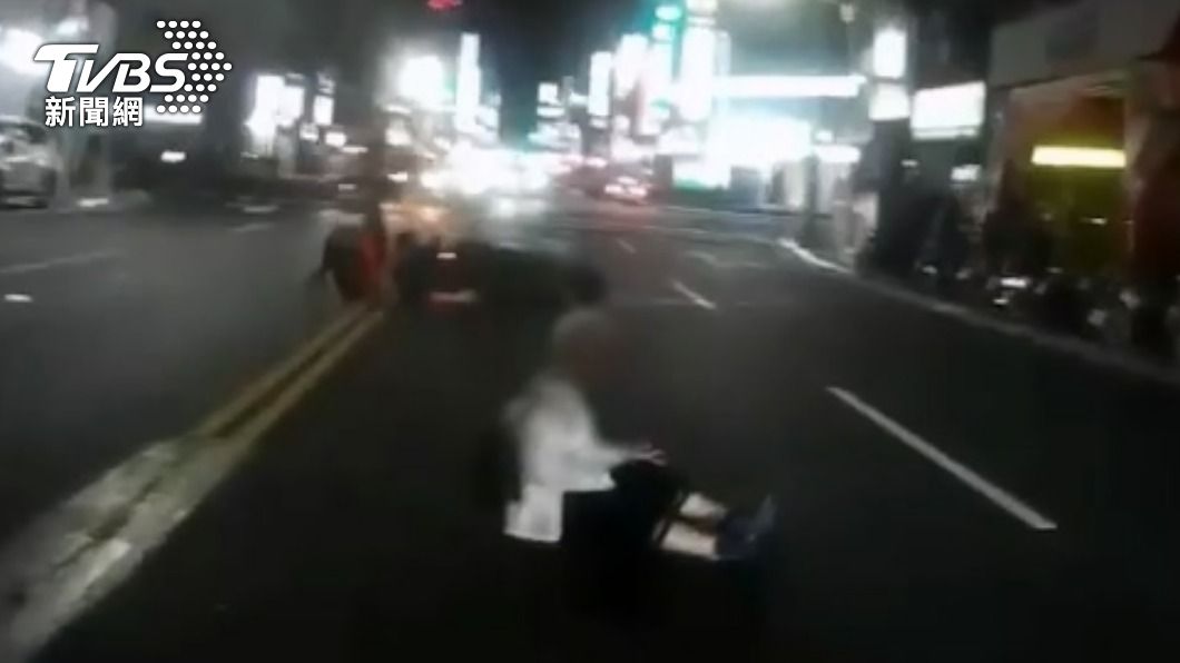 婦人遭撞跌在路中央。(圖/TVBS)