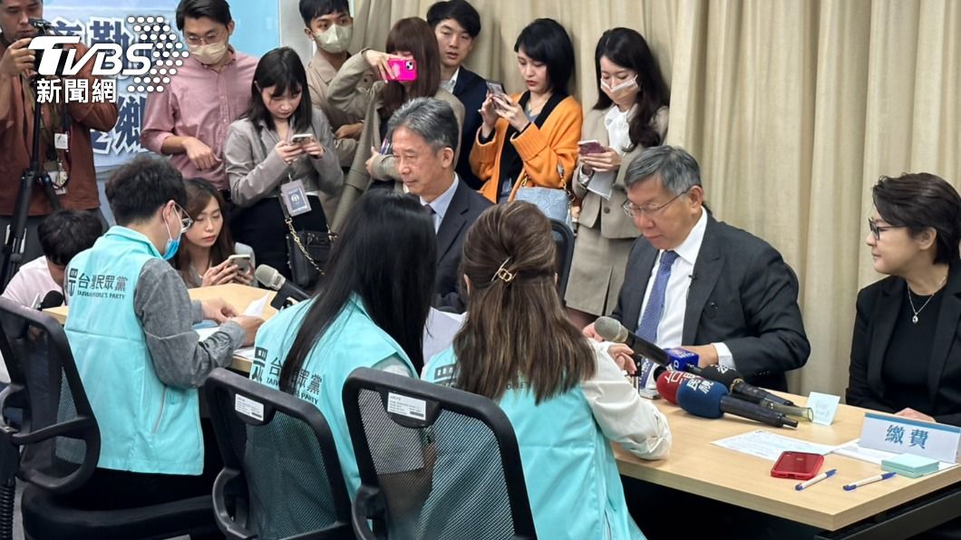 民眾黨主席柯文哲在今(8)日早上9點30分到民眾黨中央黨部正式登記,挑戰2024總統大位。(圖/林至柔攝)