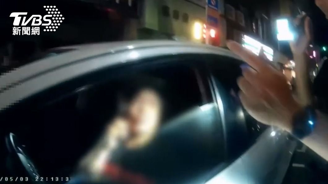 警方盤查違停男駕駛。(圖/TVBS)