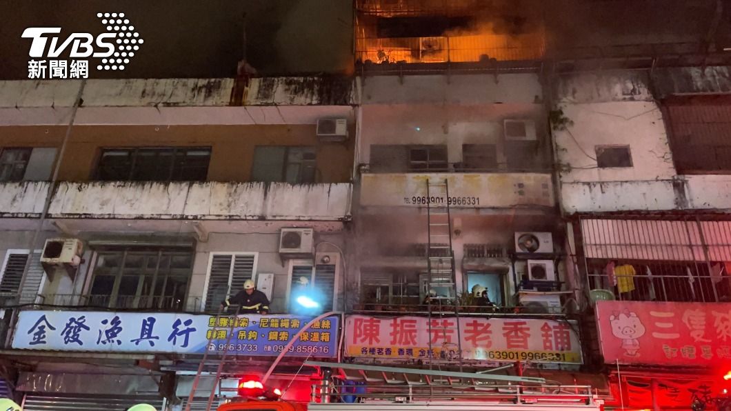 當時4位民眾受困3樓陽台大聲呼救。（圖／TVBS）