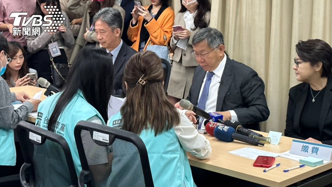 民眾黨主席柯文哲在今(8)日早上9點30分到民眾黨中央黨部正式登記,挑戰2024總統大位。(圖/林至柔攝)